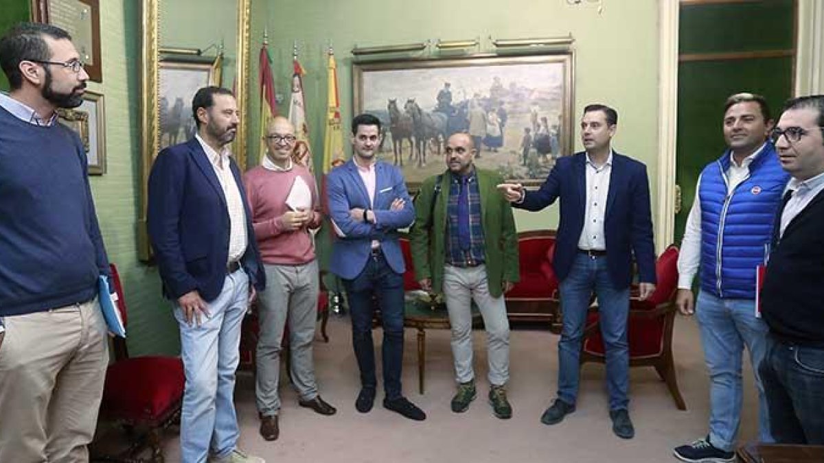 El alcalde de Burgos, Daniel de la Rosa, y el concejal de Licencias, Daniel Garabito, se reunieron ayer con representantes de la Federación de Hostelería.-RAÚL G. OCHOA