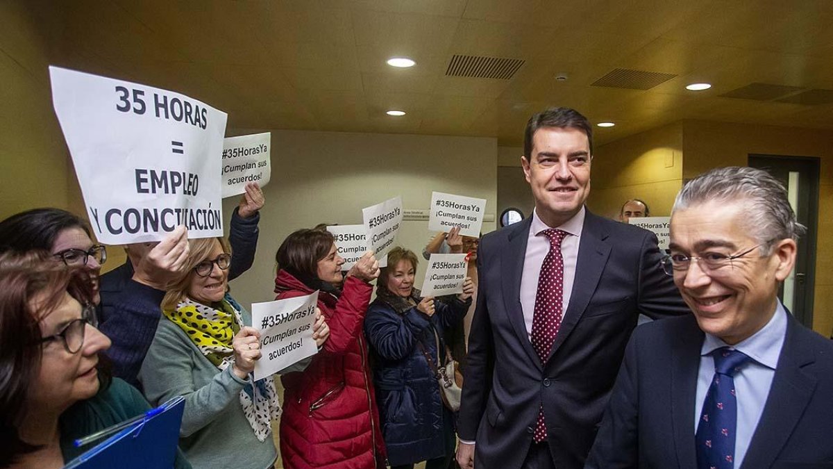 Funcionarios reinvindicando las 35 horas ante el Ibáñez y el delegado de la Junta, Roberto Saiz.-SANTI OTERO