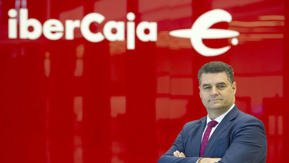 Nacho juez en la sede central de Ibercaja en Burgos. / ISRAEL L. MURILLO