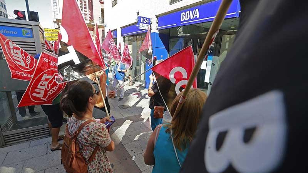 Imagen de concentración de ayer frente a la sucursal del BBVA.-RAÚL G. OCHOA
