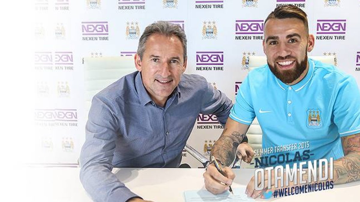 Txiki Begiristain y Nicolás Otamendi, durante la firma del defensa como nuevo jugador del Manchester City.-Foto: MCFC