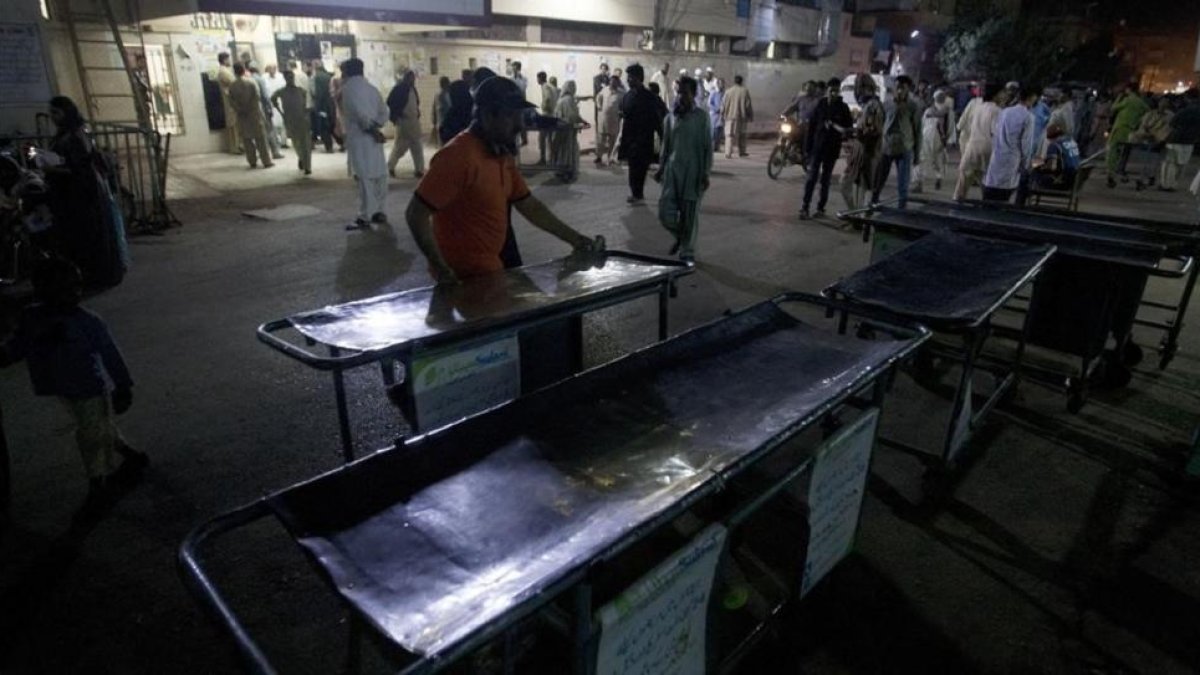 Hospital donde han sido trasladados los heridos del atentado contra un templo sufí en Pakistán.-