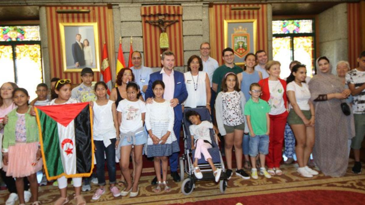 El alcalde deseó a los pequeños -de entre 10 y 12 años- que disfruten de las familias, de las piscinas y de los rincones de la provincia que visitarán durante estas semanas de estancia.-ECB