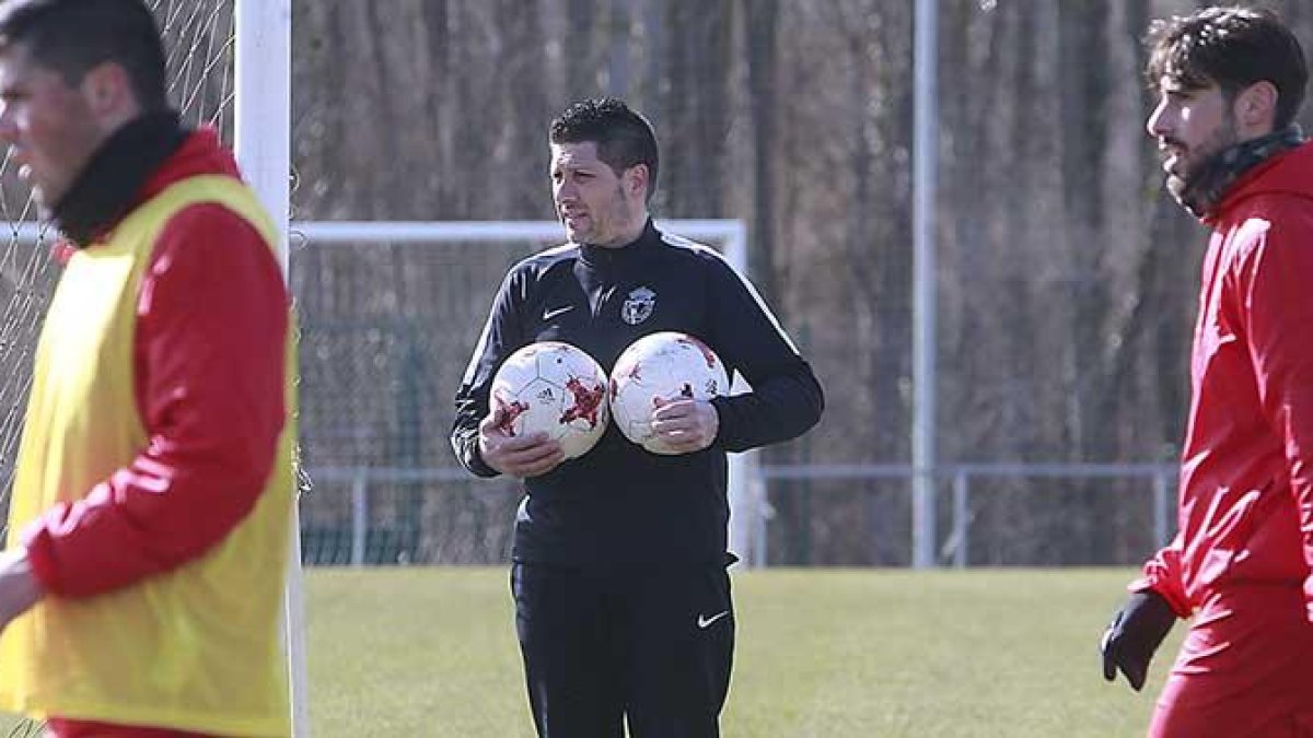 Nacho Fernández dirigió ayer la primera sesión de entrenamiento en Castañares-Raúl G. Ochoa