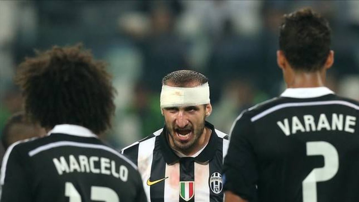 Chiellini arenga a sus compañeros ante Marcelo y Varane, en la ida en Turín.-Foto: AFP / MARCO BERTORELLO