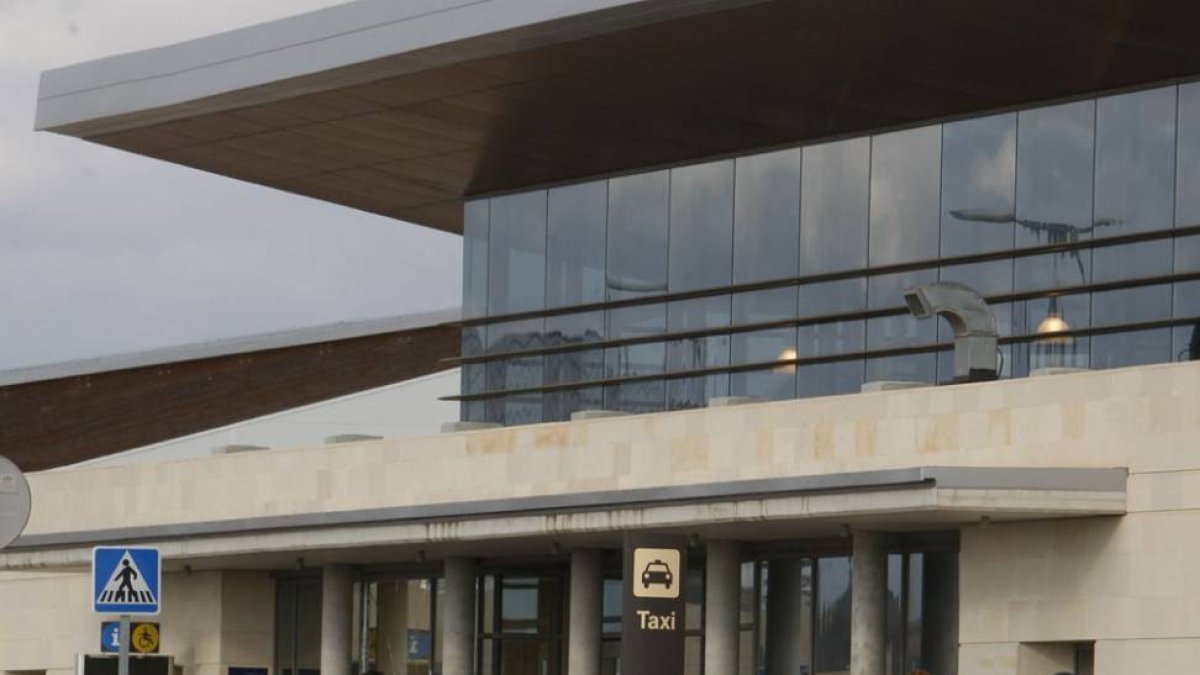 Instalaciones del aeropuerto de Burgos.-RAÚL G. OCHOA