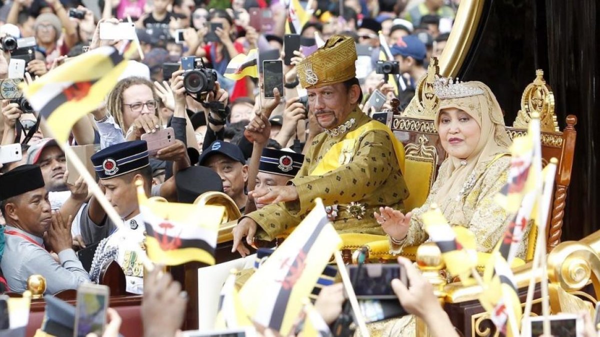 El sultan Hassanal Bolkiah saluda a sus ciudadanos acompanado por su primera esposa, Pengiran Anak Saleha-EFE / RUDOLF PORTILLO