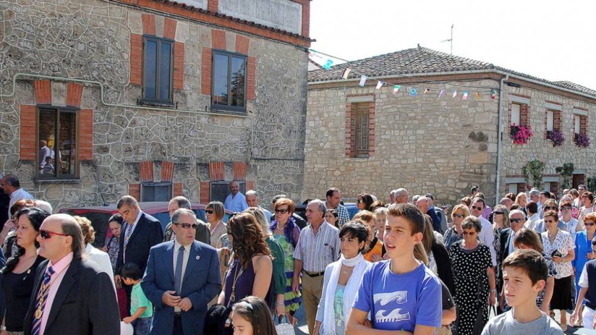 Vecinos y visitantes participan masivamente en las celebraciones del municipio.-ECB