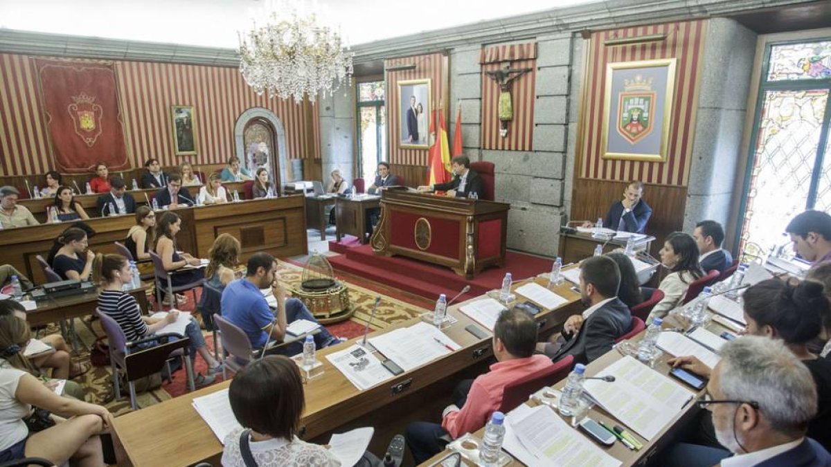 Vista general del Salón de Plenos en la sesión plenaria celebrada ayer.-SANTI OTERO
