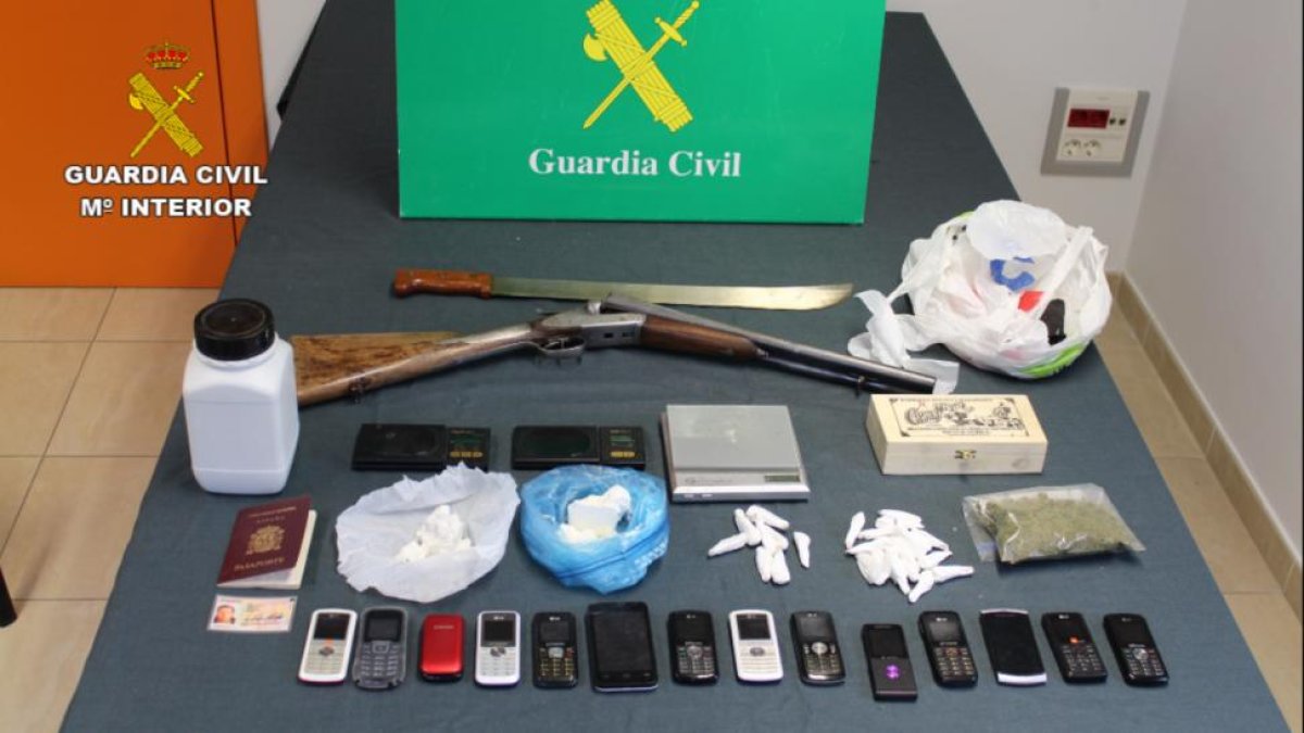 Material incautado por la Guardia Civil.-ECB