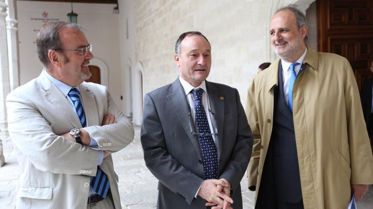 El consejero de Educación, Fernando Rey; el rector de la Universidad de Valladolid, Daniel Miguel San José, y el decano de la Facultad de Derecho de la Universidad de Valladolid, Juan María Bilbao.-ICAL