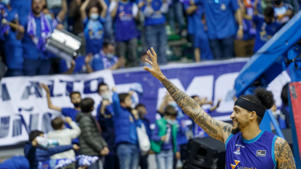 Gamble saluda a su familia tras un partido. SANTI OTERO