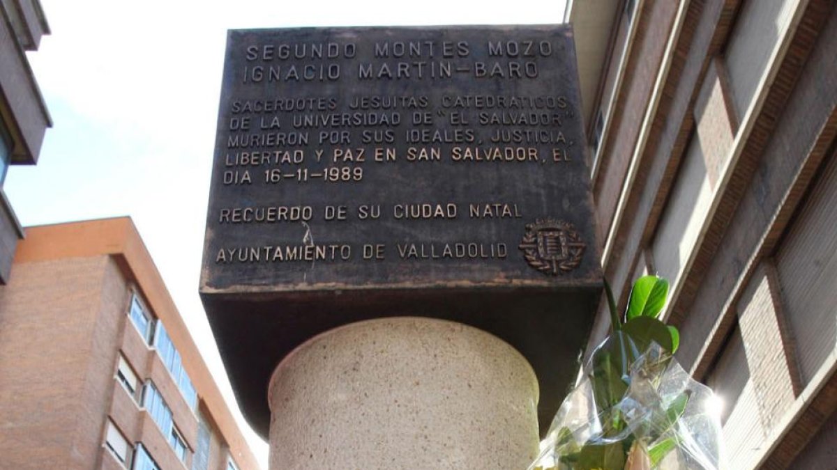 Ofrenda floral frente al monolito a los jesuitas asesinados.-ICAL