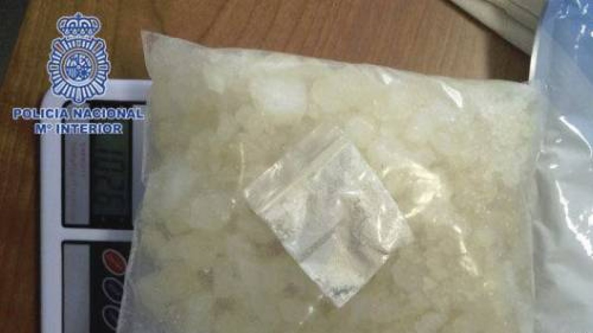 Imagen facilitada por la Policía Nacional que ha decomisado en Fuengirola (Málaga) 1.024 gramos de pirovalerona, una de las mayores aprehensiones de esta droga psicoactiva de síntesis realizadas hasta ahora en Europa.-Foto: POLICÍA NACIONAL