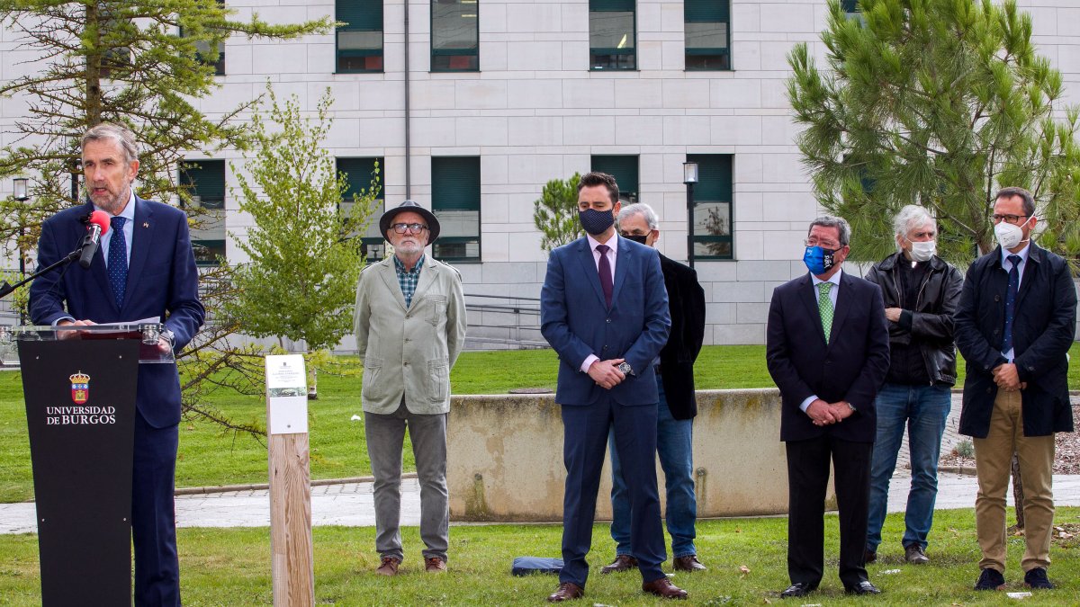 Homenaje póstumo a Emiliano Aguirre en los jardines de los árboles de la sabiduría de la UBU. TOMÁS ALONSO