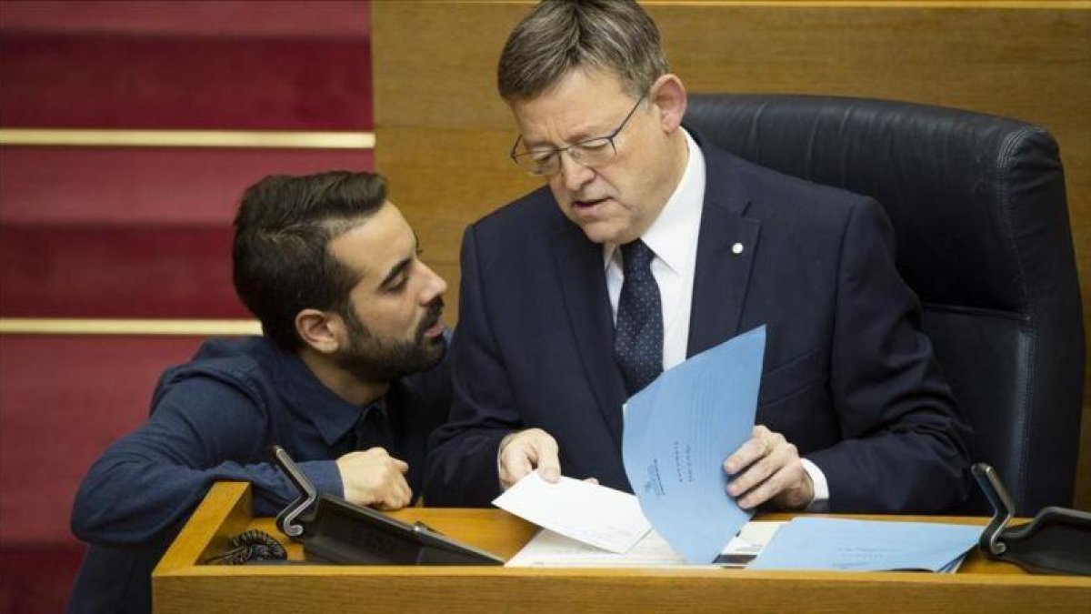Ximo Puig y José Muñoz, durante la sesión de control del Gobierno en las Corts Valencianes.-MIGUEL LORENZO