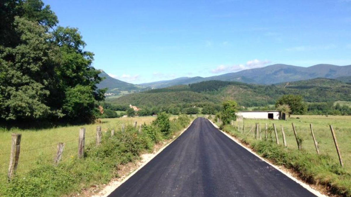Aspecto que muestra ahora la carretera que comunica Anzo con Vallejo tras su reciente mejora.-ECB