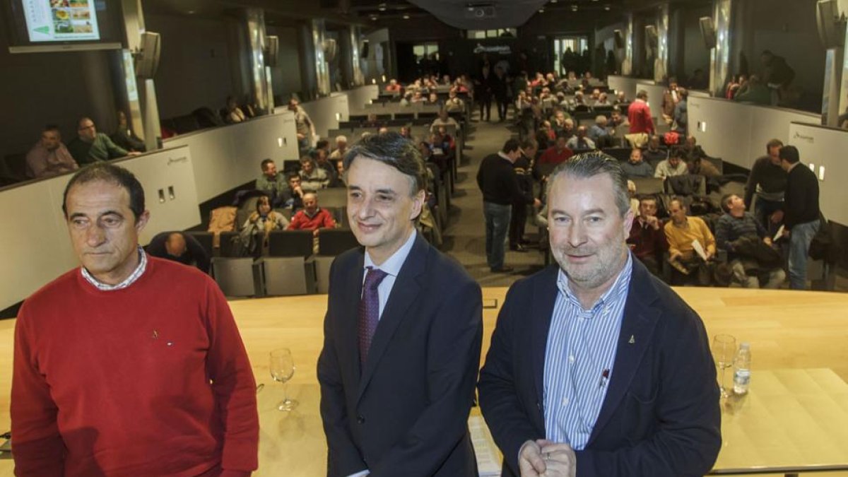 (De izq. a dcha.) Santiago Carretón, Donaciano Dujo y JorgeMorro Villacián, poco antes de la asamblea de ayer.-ICAL
