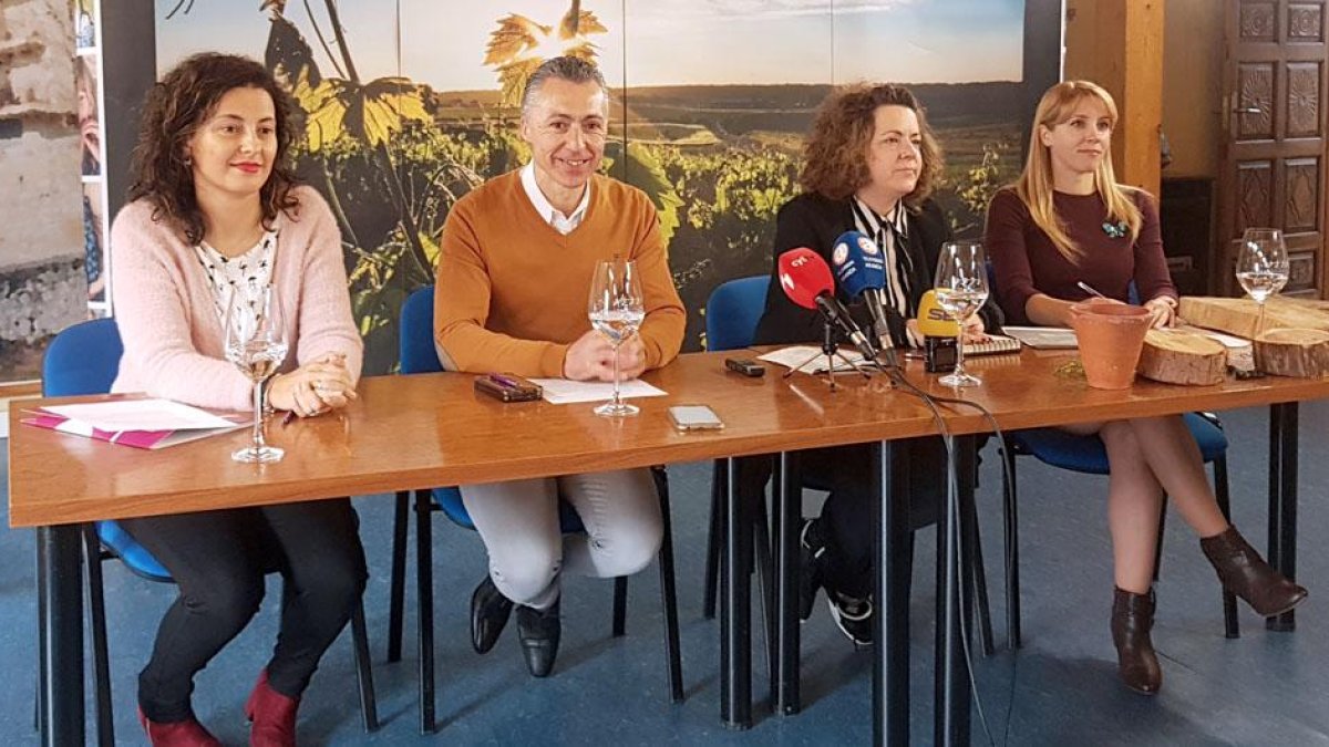 Miguel Ángel Gayubo posa junto a parte de su equipo.-L. V.