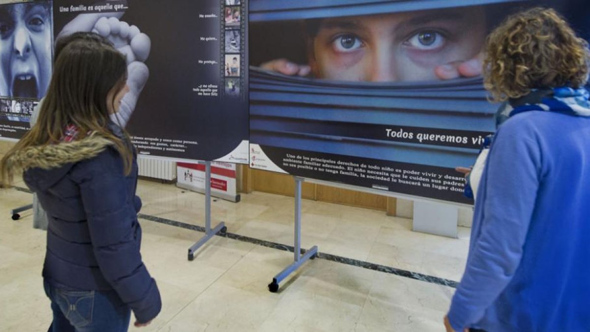 Imagen de uno de los paneles instalados en la entrada de la Facultad de Económicas.-ISRAEL L. MURILLO