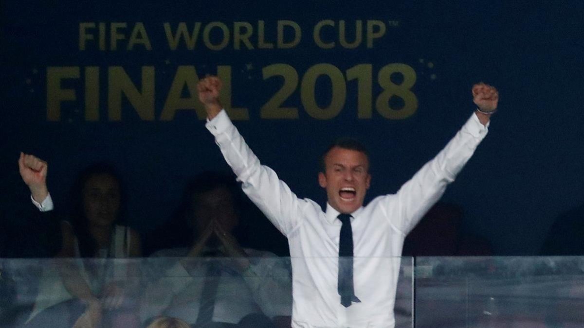 Macron celebra la victoria de Francia en el Mundial.-DAMIR SAGOLJ / REUTERS