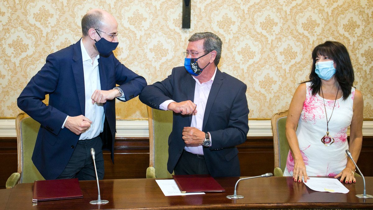 Manuel Fuentes, César Rico y la diputada responsable de Bienestar Social, Inmaculada Sierra. TOMÁS ALONSO