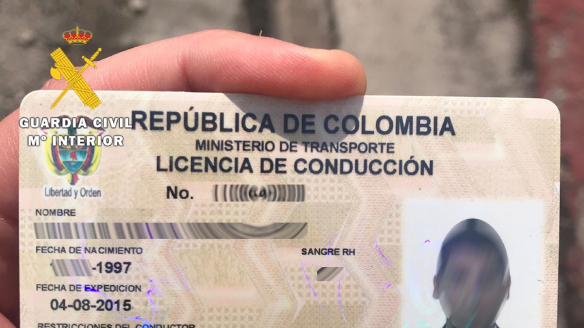 Carné falso incautado por los agentes. GUARDIA CIVIL