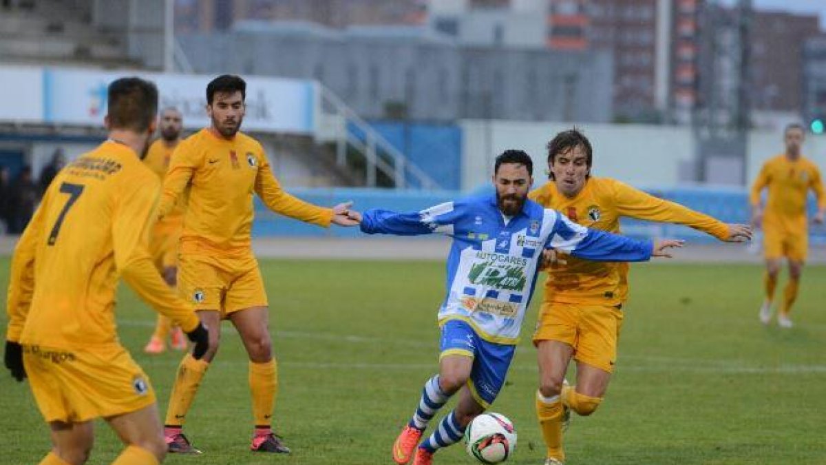Nico trata de deshacerse de la presión de Prosi en el choque ante el Burgos CF.-ALBERTO CALVO