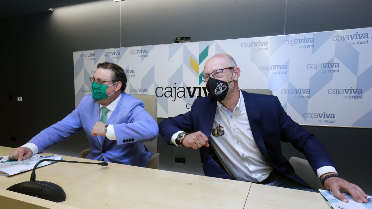 Germán Martínez (Fundación Caja Rural) e Iñaki Sicilia (Aparejadores RC), durante la comparecencia de ayer. RAÚL OCHOA