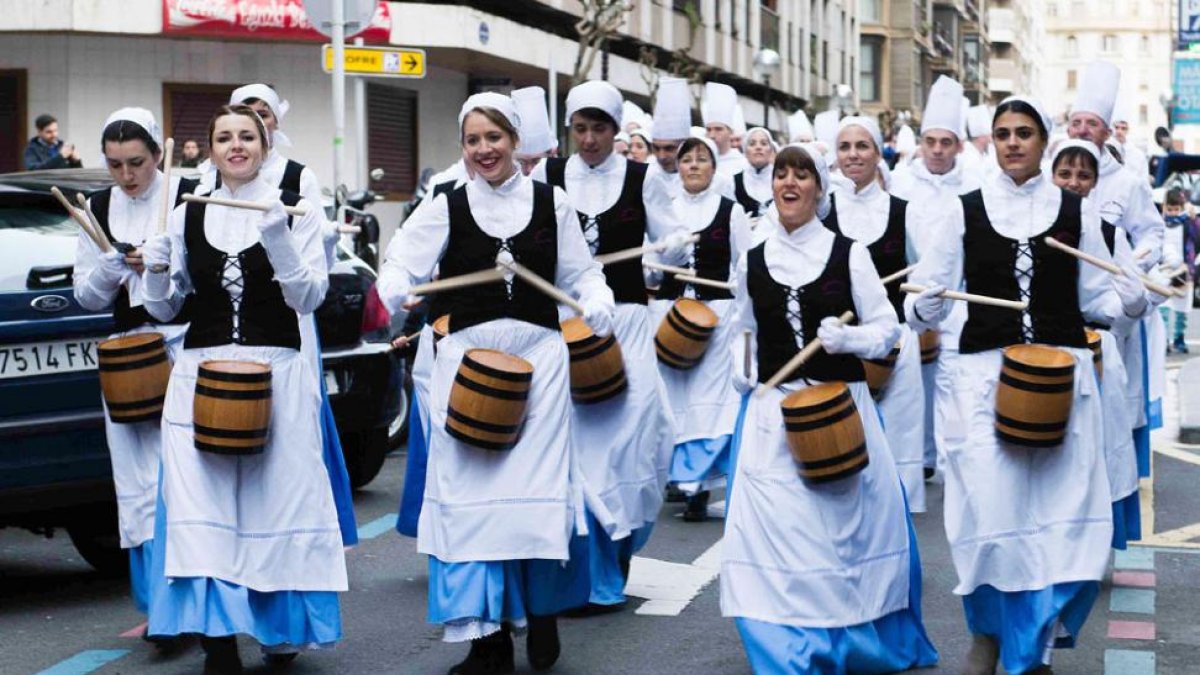 Cabeza del grupo de barriles que participa en la tradicional tamborrada con motivo del día de San Sebastián.-CENTRO BURGALÉS EN SAN SEBASTIÁN