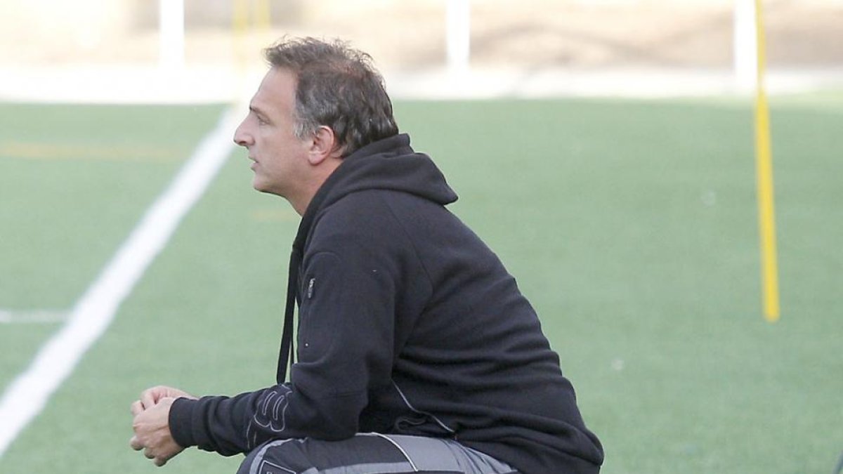 Marcelo Chorny sigue las evoluciones de un partido.-SANTI OTERO