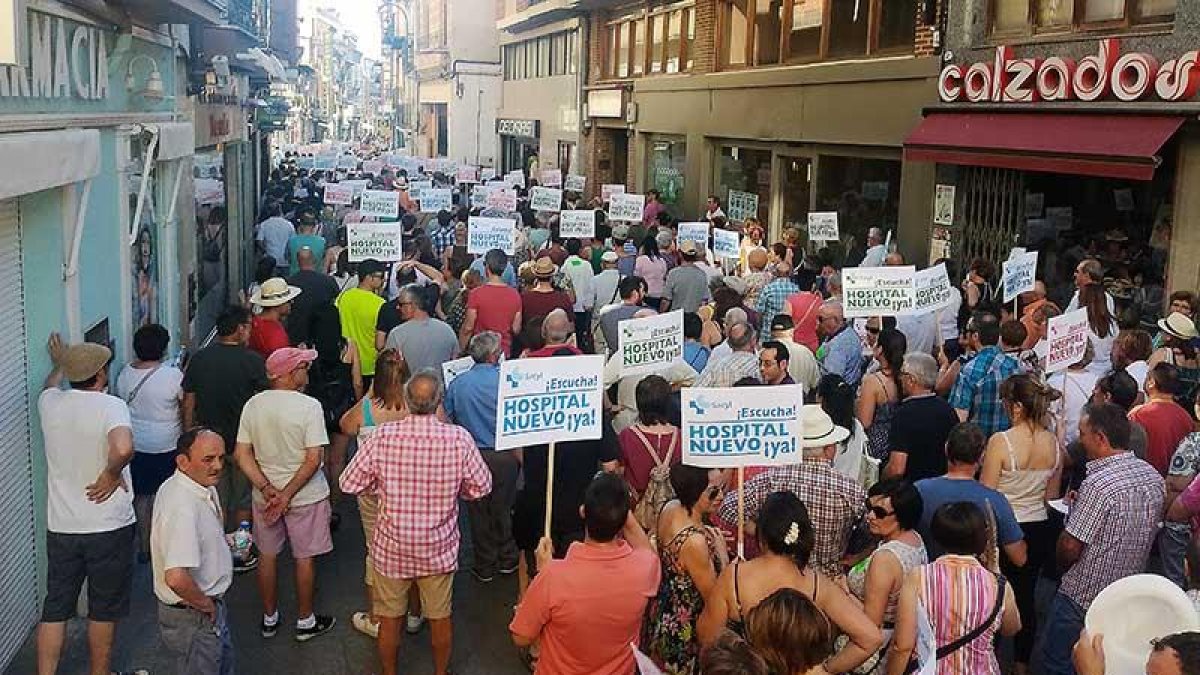 Los vecinos que acudieron a la manifestación recorrieron las principales calles del centro de la ciudad para reclamar el nuevo hospital.-L.V.