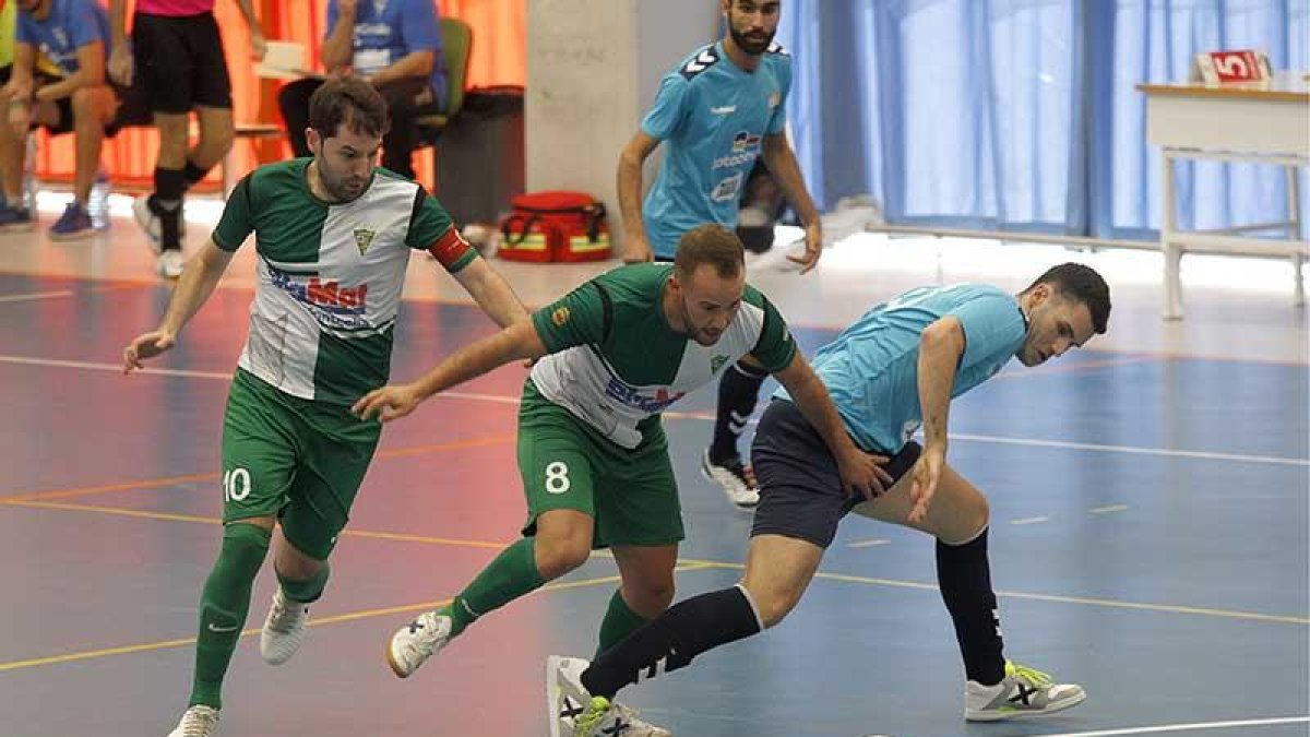 Juanto se deshace de un jugador del Ibi ante la presencia de Fer.-SANTI OTERO