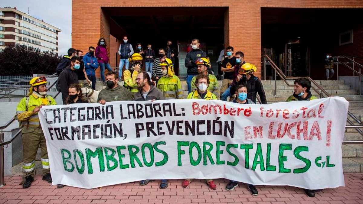 Concentración de bomberos forestales en la Delegación Territorial de la Junta en Burgos. SANTI OTERO