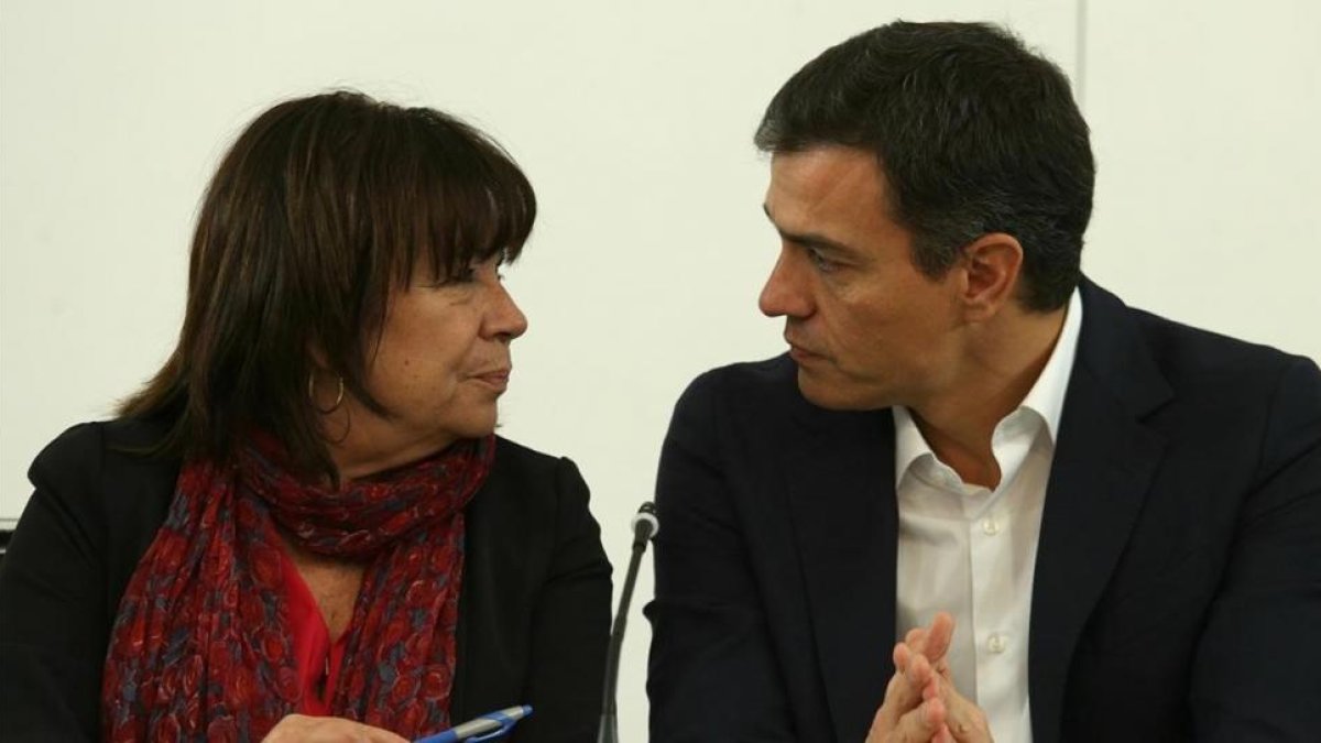 Pedro Sánchez charla con Cristina Narbona, presidenta del PSOE, este miércoles en la sede del partido.-/ DAVID CASTRO