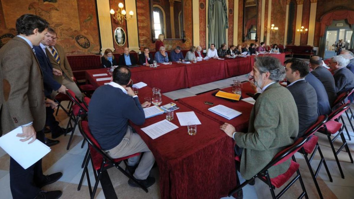 El alcalde, Javier Lacalle, presidió una nueva reunión del Consejo Social, ayer, en el Salón Rojo del Teatro Principal.-ISRAEL L. MURILLO