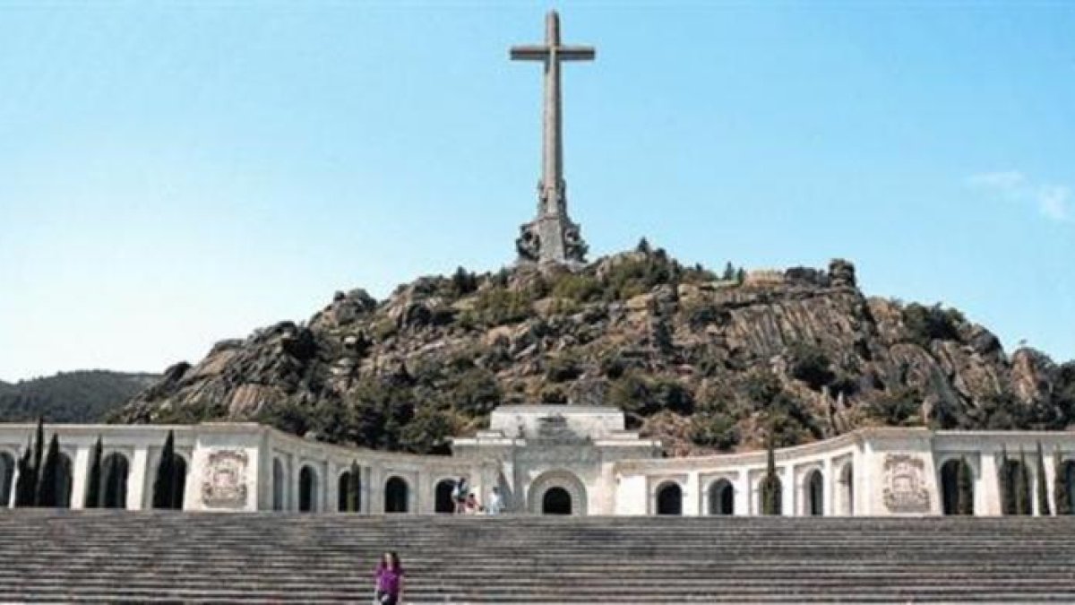 Para nostálgicos y turistas Una mujer se fotografía en el Valle de los Caídos, con el mausoleo donde reposan los restos de Franco al fondo.-JOSE LUIS ROCA