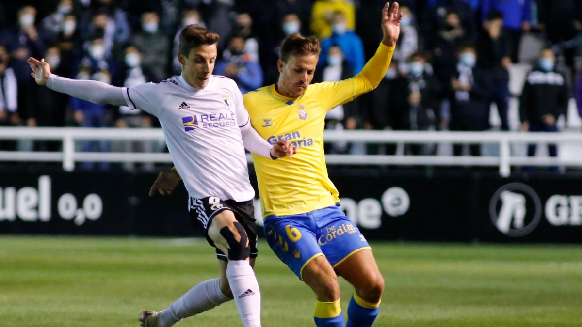 Guillermo pugna el balón con Curbelo. SANTI OTERO