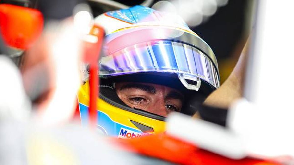Fernando Alonso, al volante de su McLaren, durante uno de los entrenamientos del Gran Premio de Baréin.-Foto: EFE / SRDJAN SUKI