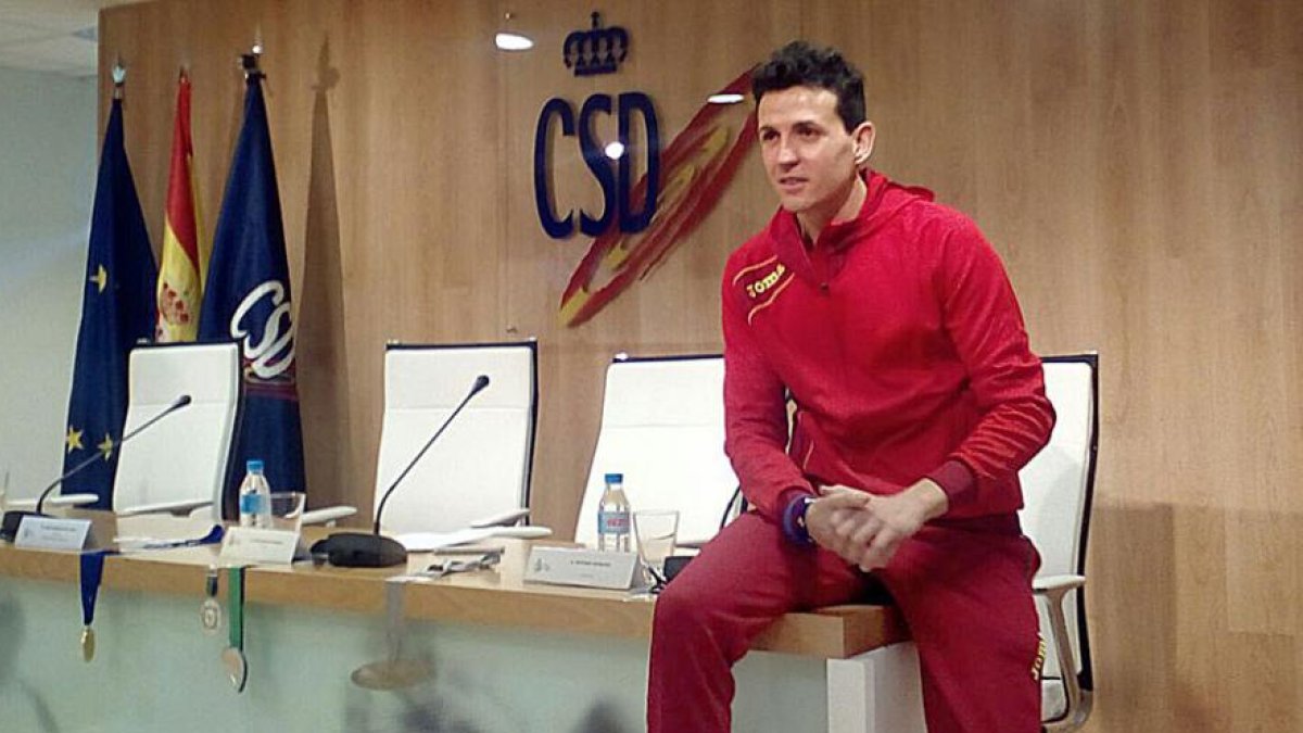 Juan Carlos Higuero posa antes de su comparecencia junto a sus medallas más importantes.-