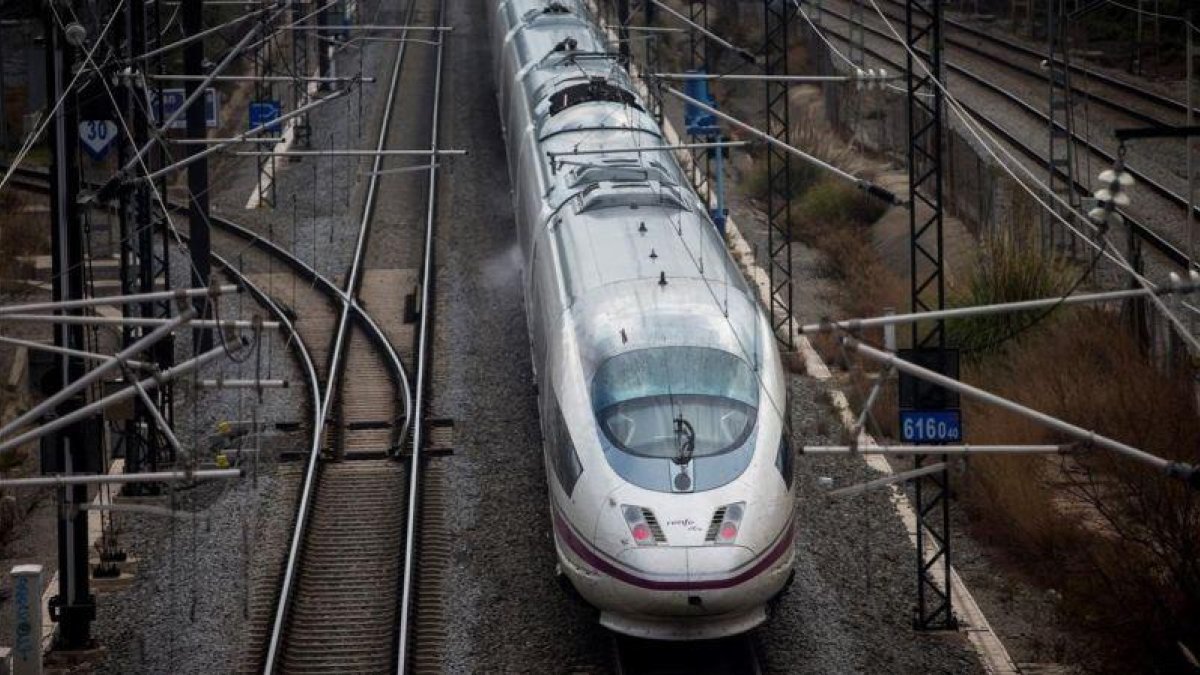 Un AVE Madrid-Barcelona.-EFE / QUQUE GARCÍA
