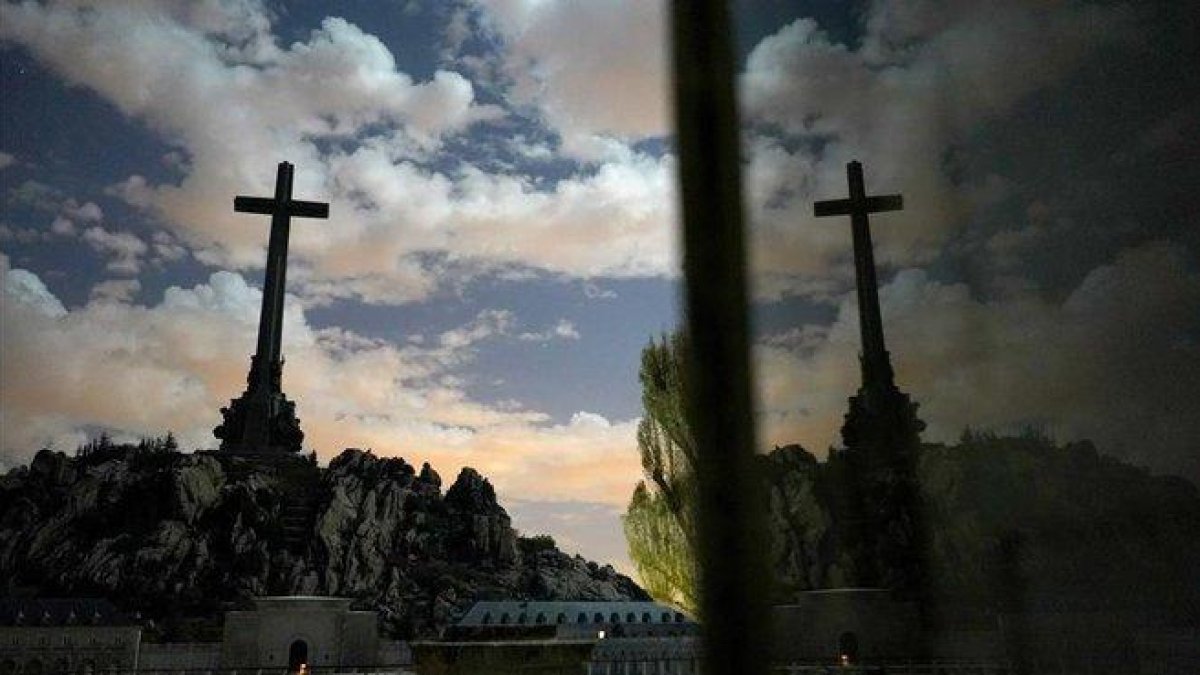 El Valle de los Caídos, con su enorme cruz de 150 metros de altura.-JOSÉ LUIS ROCA