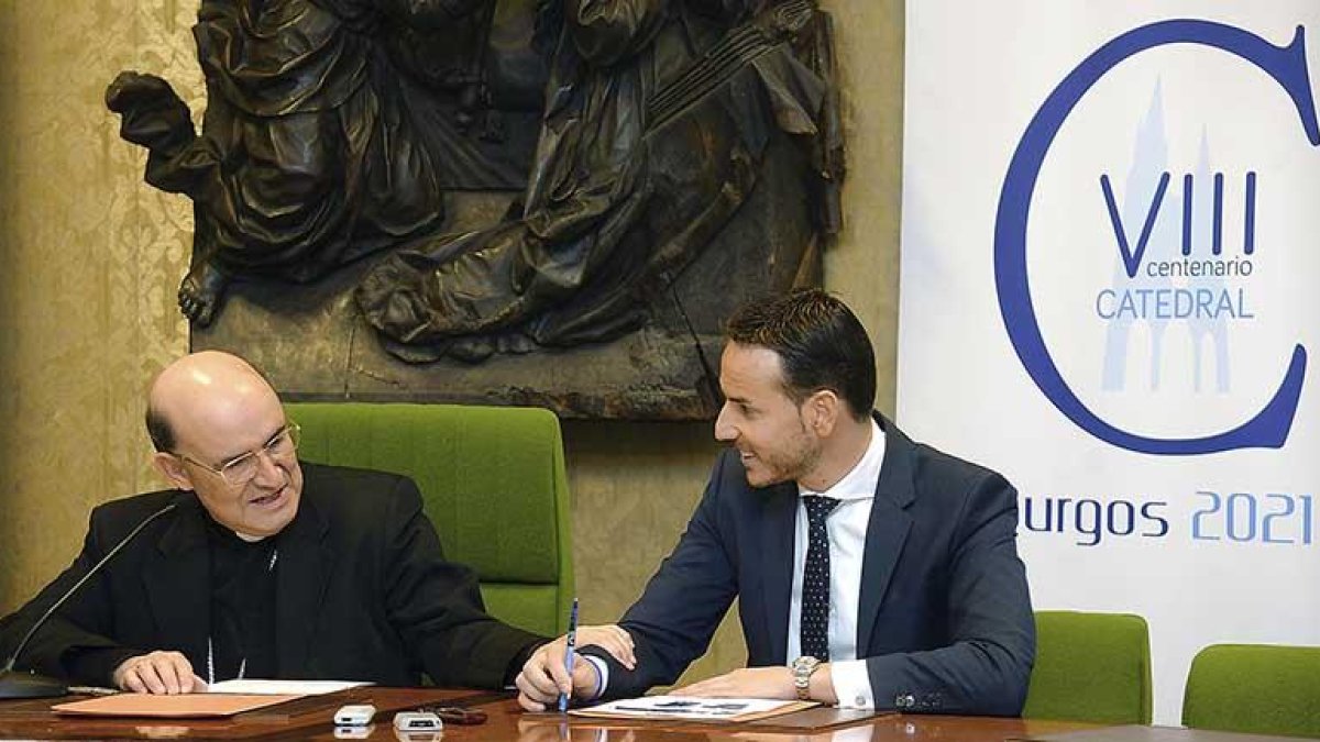 Fidel Herráez y Félix Sancho, durante la firma.-ICAL