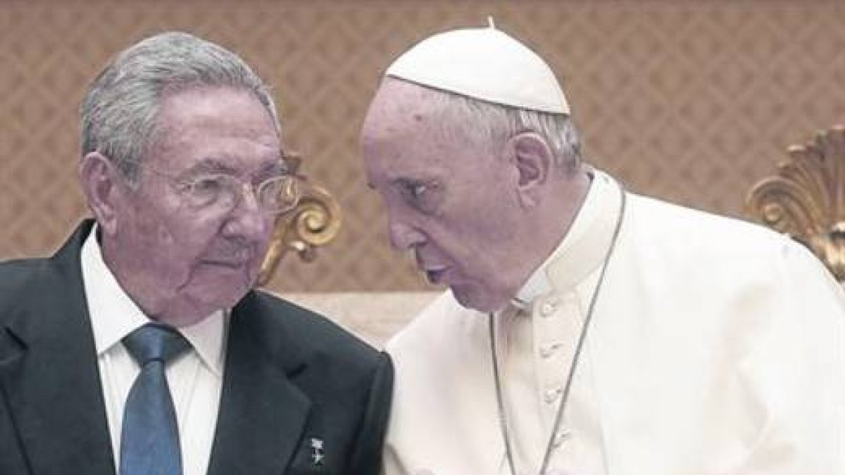 Raúl Castro y el papa Francisco en un momento de la audiencia.-Foto: REUTERS/GREGORIO BORGIA