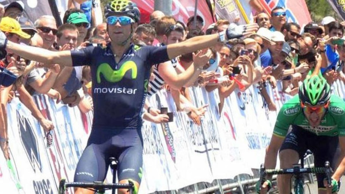 Alejandro Valverde celebra su triunfo sobre Carlos Barbero -derecha-, ayer, en Cáceres.-TWITTER/@MOVISTAR_TEAM