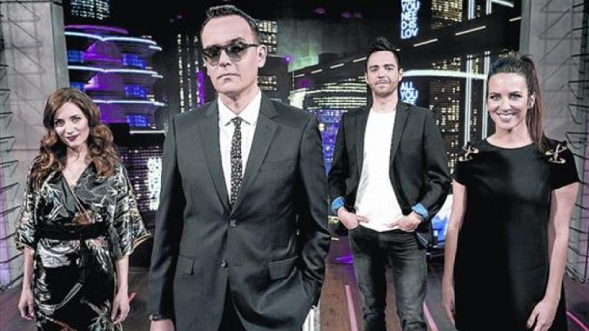 Arriba, Risto Mejide con sus colaboradores América Valenzuela, David Guapo e Irene Junqueda (derecha).-