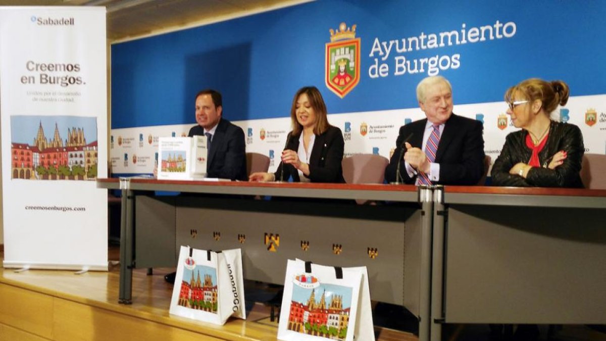 Fernando Ponzán, Carolina Blasco, Méndez Pozo y Emiliana Molero durante la presentación de Creemos en Burgos.-ECB