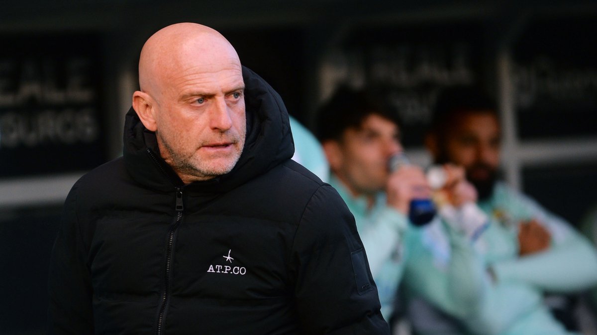 El técnico del Burgos CF, Julián Calero, durante un encuentro en El Plantío. TOMÁS ALONSO