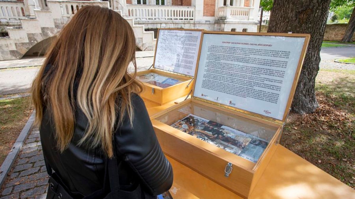 Una joven observa uno de los maletones que forman parte de la exposición sobre las Glosas Silenses. SANTI OTERO