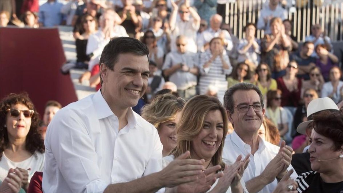 El secretario general del PSOE, Pedro Sánchez, junto a la presidenta de Andalucía, Susana Díaz, en un acto preelectoral este lunes en Andalucía.-MIGUEL ÁNGEL MOLINA / EFE